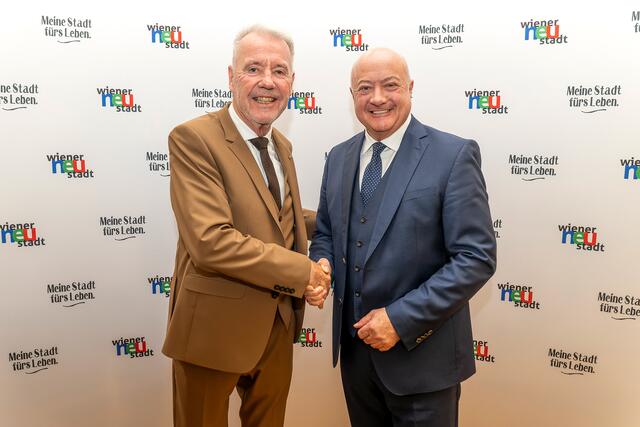 Verabschiedung: Bürgermeister Klaus Schneeberger wünscht seinem langjährigen Vizebürgermeister Christian Stocker alles Gute für seine neuen Aufgaben im Bund. | Foto: Weller, Stadt WRN