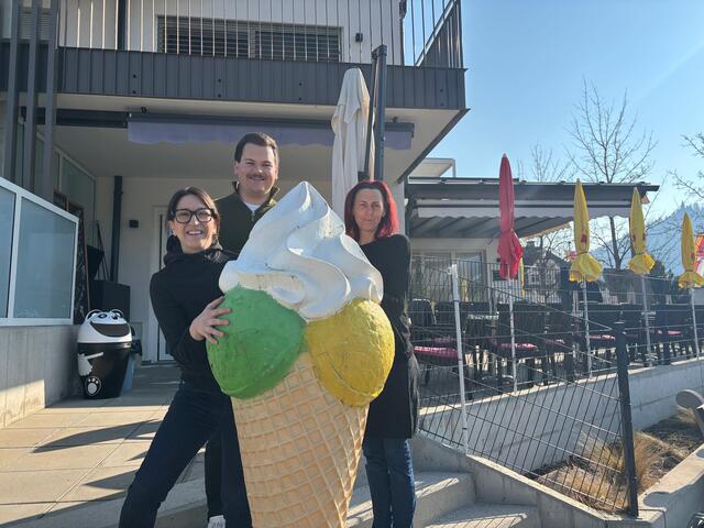 Rachele Bortolot (li.) mit ihren Mitarbeitern Lukas und Brigitte bei der "Gelateria Veneta" in Unterburg. | Foto: MeinBezirk.at
