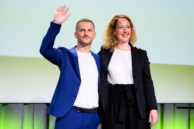 Die Doppelspitze der Grünen Wien: Peter Kraus und Judith Pühringer. | Foto:  MAX SLOVENCIK / APA / picturedesk.com