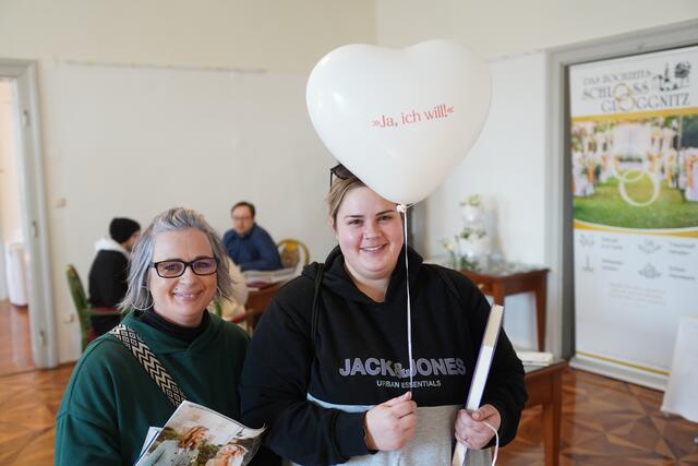 Manuela- und Nadja Schabauer holten sich im Schloss Gloggnitz Hochzeitsinspirationen.