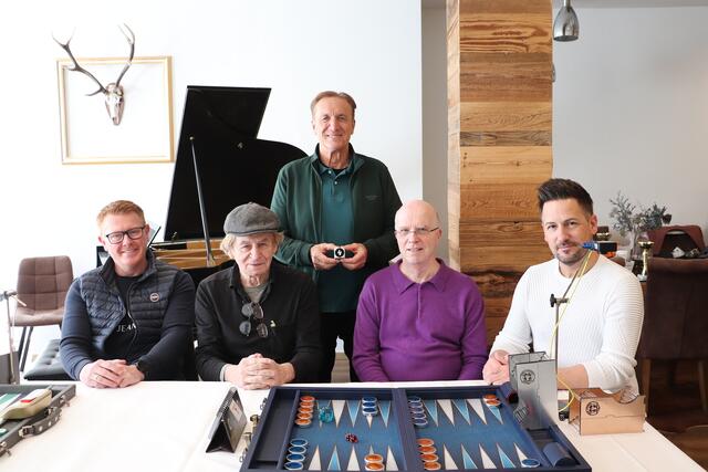 Backgammon-Präsident Horst Zach (stehend) mit den Weltmeistern Fritz Rattinger und Michael Higatsberger (Bildmitte) sowie Vzbgm. Jürgen Hübler (li) und Liebocher Stub’n-Wirt Andreas Oberlerchner. | Foto: Edith Ertl