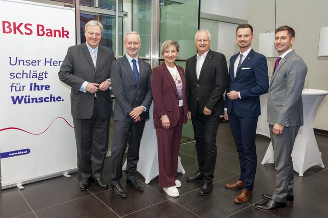 Nikolaus Juhász, Vorstandsvorsitzender der BKS Bank, Norbert Arbesleitner, Direktionsleiter Wien-Niederösterreich-Burgenland, Bürgermeisterin Claudia Schlager, Anton Holzer, Architekt, Nesad Residovic, Filialleiter Mattersburg und Peter Angerer, Direktionsleiter Wien-Niederösterreich-Burgenland. | Foto: Photo Starkl