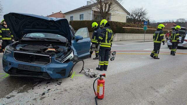 Die verletzte Person wurde aus dem Fahrzeug befreit. | Foto: Bfkdo Amstetten