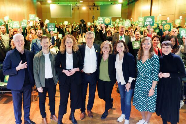 Die grüne Spitze: David Ellensohn, Peter Kraus, Judith Pühringer, Werner Kogler, Leonore Gewessler, Alma Zadić, Anja Haider-Wallner (Burgenland) und Sigi Maurer. (v.l.) | Foto:  FLORIAN WIESER / APA / picturedesk.com