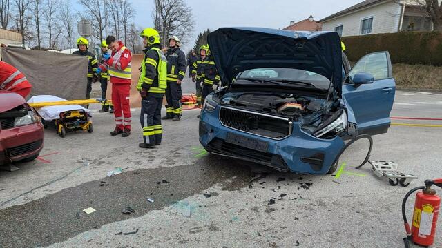 Zwei Fahrzeuge stießen zusammen. | Foto: Bfkdo Amstetten