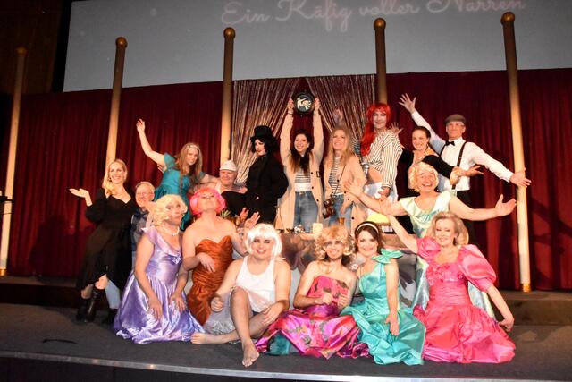 Die Bunte Bühne präsentiert eine unterhaltsame turbulente Revue voller Paradiesvögel und Glamour über das vielschichtige, Travestie-Thema auf unterhaltsame und witzige Weise.