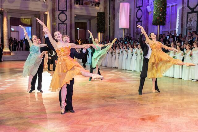 Unter dem Motto "Walzer-Schani – Frühlingskaffee" wurde am Freitag, 21. Februar, zum Kaffeesiederball in die Hofburg geladen.  | Foto: René Brunhölzl/MeinBezirk