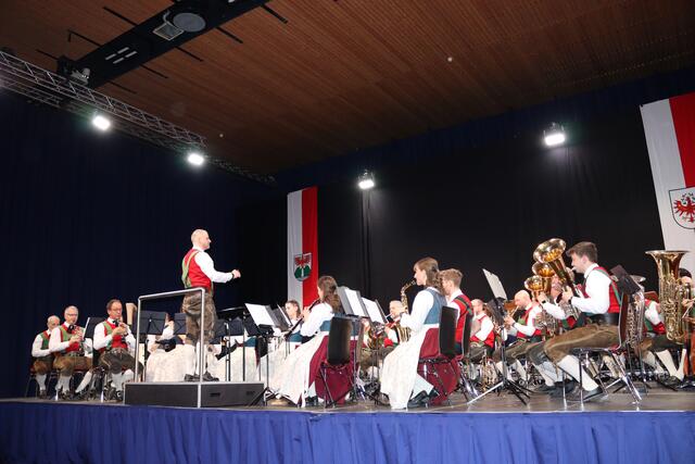 Im ersten Konzertteil waren die Musikantinnen und Musikanten der Musikkapelle St. Anton am Arlberg zu hören. Diese steht unter der musikalischen Leitung von Günther Öttl.  | Foto: Elisabeth Zangerl 