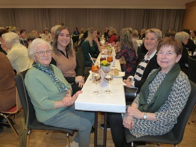 "Fasching auf Raidinger Art!“ – Gut gelaunte Besucherinnen feiern die Weibaroas.