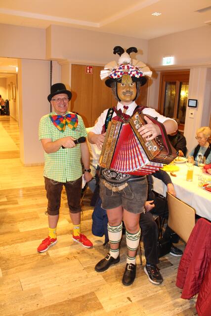 Organisator Helmut Pach beim Auftritt der Milser Matschgerer