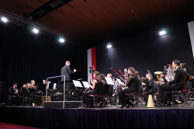Das Sinfonische Blasorchester Tirol gab gemeinsam mit der Musikkapelle St. Anton am Arlberg am 21. Februar ein Doppelkonzert.  | Foto: Elisabeth Zangerl 
