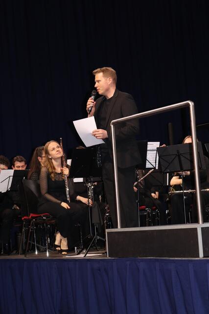 Bedankte sich bei den Veranstaltern und den Besucherinnen und Besuchern: Bernhard Schlögl, der musikalische Leiter des Sinfonischen Blasorchesters Tirol.   | Foto: Elisabeth Zangerl 