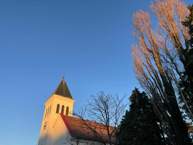Der Kirchturm der Pfarrgemeinde ist hundert Jahre als und litt kürzlich an Renovierungsbedarf.  | Foto: kms
