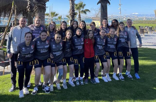 Die FC McDonald's Perg Ladies beim Trainingslager mit Obfrau Martina Blaha (vorne links) sowie Trainer Hans Joachim Riegler (ganz rechts) und Co-Trainer Walter Auer (links). | Foto: FC Perg Ladies/Facebook
