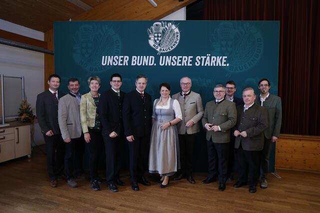 Bauernbund-Auftakt für die Landwirtschaftskammerwahl im Waldviertel mit Kandidatenpräsentation: Bauernbund-Direktor Paul Nemecek, LAbg. Josef Edlinger und NAbg. Martina Diesner-Wais mit dem Spitzenkandidaten-Trio LK-Vize-Präsident Lorenz Mayr, LK-Präsident Johannes Schmuckenschlager sowie LK-Vizepräsidentin Andrea Wagner, Bauernbund-Obmann LH-Stv. Stephan Pernkopf, LR Ludwig Schleritzko, LAbg. Franz Linsbauer sowie LAbg. Franz Mold mit Bauernbund Österreich-Direktor David Süß. | Foto: NÖ Bauernbund/Anna Schuecker