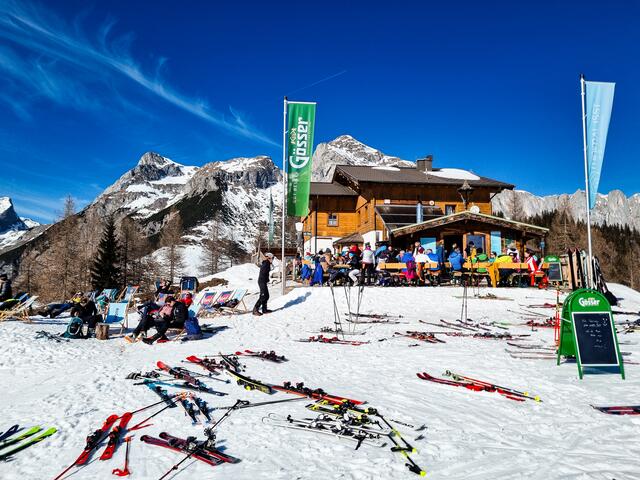 Das Anton Proksch Haus, davor die kleine "Würstelhütte", die seit dieser Saison von Jakob Herrmann unter dem Namen "minimal:isst" geführt wird.