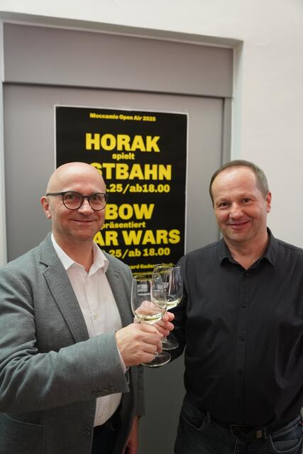 Bezirkskapellmeister Franz Reiterer stieß mit seinem Bruder Gustav an.