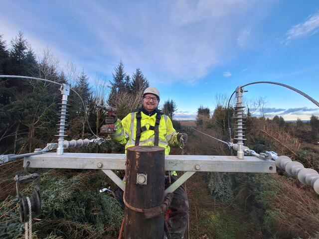 Mit dem nötigen Werkzeug und viel Engagement machten sich die Monteure der Netz NÖ auf den Weg, um den Sturmschäden von Eowyn entgegenzuwirken. | Foto: Netz NÖ