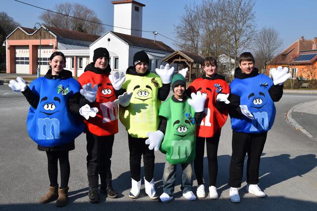 Die Firmlinge aus Hannersdorf als "M&amp;Ms" | Foto: Michael Strini