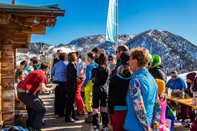 Zu Mittag herrschte großer Andrang auf die köstlichen Fleisch- und Wirsingkrapfen.