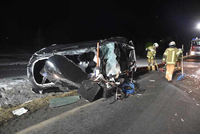 Das Fahrzeug erlitt Totalschaden.  | Foto: ZOOM.Tirol