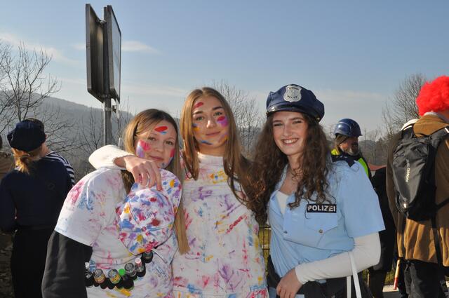 Zahlreiche "Faschingsnarren" waren beim Umzug in Pettenbach mit dabei. | Foto: Klara Limberger