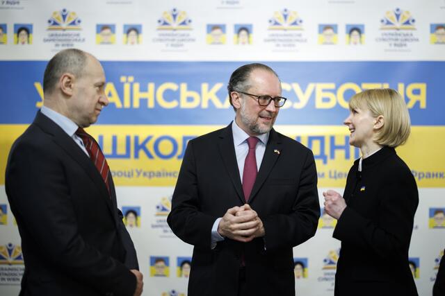 Bundeskanzler und Außenminister Alexander Schallenberg (ÖVP, mitte) war in der Ukrainischen Samstagsschule zu Gast. Während des Besuchs versicherte er, dass Österreich weiter an der Seite der Ukraine steht.  | Foto: BKA/Wenzel