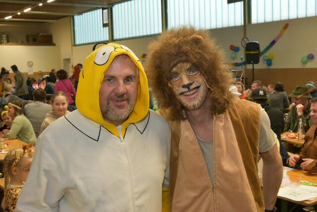 Auch DJ Gery war verkleidet.  | Foto: Gerald Dreisiebner