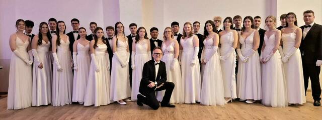 Die Polonaise Gruppe mit Tanzlehrer Roman Trnka von der Tanzschule PERO. | Foto: Stefan Hamm