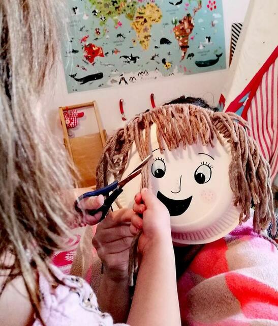 Die meisten Kinder haben großen Spaß beim Schneiden und nebenbei wird die Feinmotorik gefördert. | Foto: Kinderfreunde