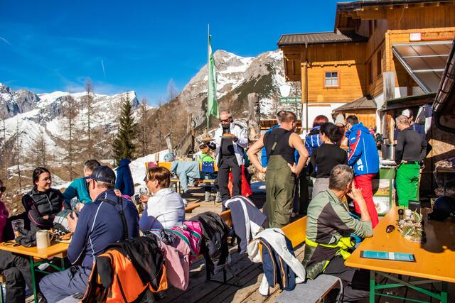 Zu Mittag herrschte großer Andrang auf die köstlichen Fleisch- und Wirsingkrapfen.