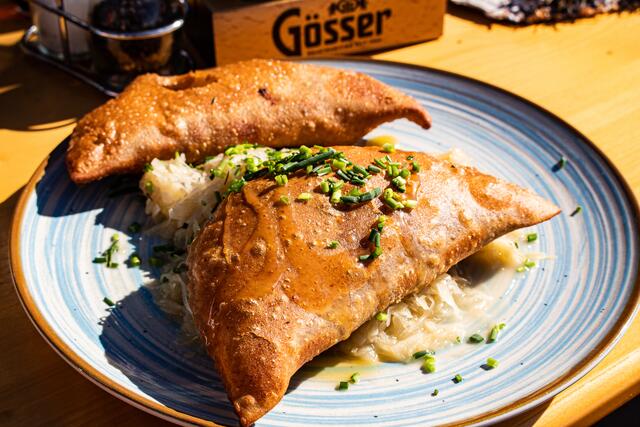 Die köstlichen, frisch zubereiteten Fleisch- und Wirsingkrapfen sorgten für Begeisterung bei den hungrigen Wintersportlern.