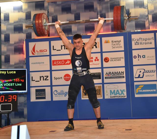 Luca Modrey (VÖEST) mit 165 kg im Stoßen

Foto: Conny Högg