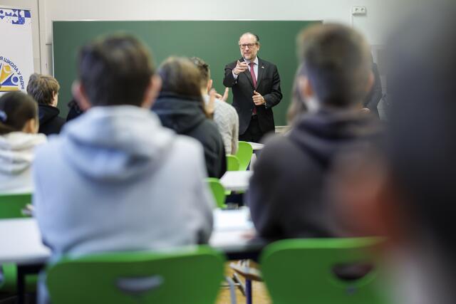 Alexander Schallenberg beim Besuch der Schule. | Foto: BKA/Wenzel
