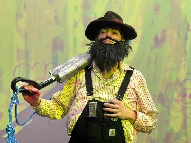 Manuel Sonnleitner als Räuber Hotzenplotz im Theater Akzent in Wien auf der Bühne.  | Foto: Auf den Punkt Kulturverein