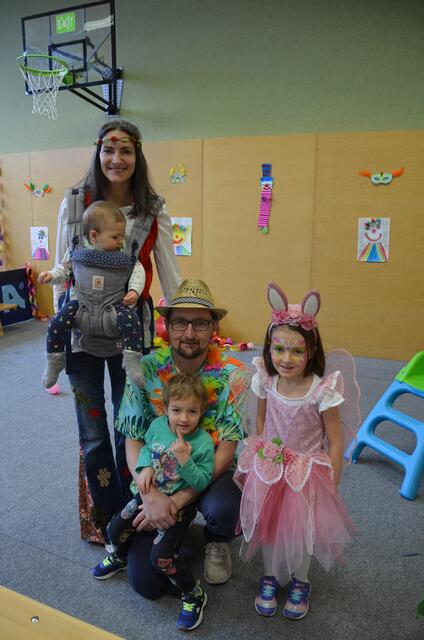 Die Obfrau der Kinderfreunde Fischbach Andrea Petz, hier mit ihrer Familie, freut sich über die vielen Besucher:innen beim Kindermaskenball