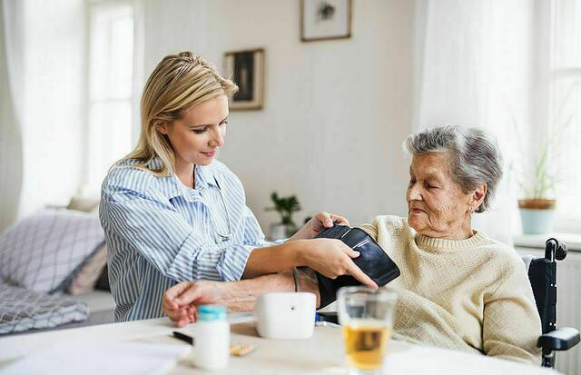 Die Umsetzung des burgenländischen wohnortnahen Pflegemodells mit der Einrichtung von 71 Pflegestützpunkten schreitet zügig voran. Ein geplanter Stützpunkt in Wimpassing sorgt jedoch für Furore. Während man sich in Hornstein einen Stützpunkt ersehnt. | Foto: Archiv
