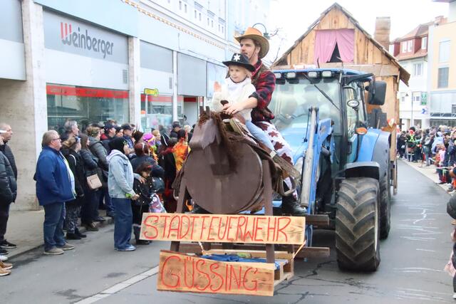 Der Güssinger Faschingsumzug am Faschingdienstag, dem 4. März, beginnt heuer nicht am Stadtrand, sondern auf dem Marktplatz. | Foto: Martin Wurglits