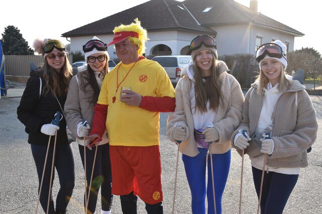 Baywatch traf Aprés Ski in Markt Neuhodis. | Foto: Michael Strini