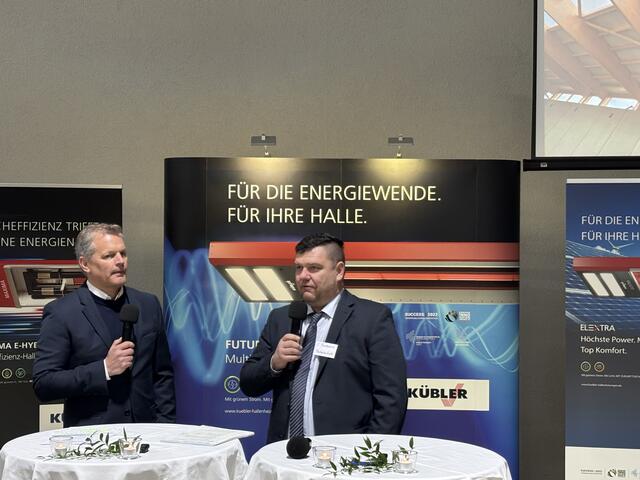 Firmenchef Christoph Buxbaum (r.) im Rahmen der Eröffnung bei einem Interview. | Foto: Bernhard Schabauer