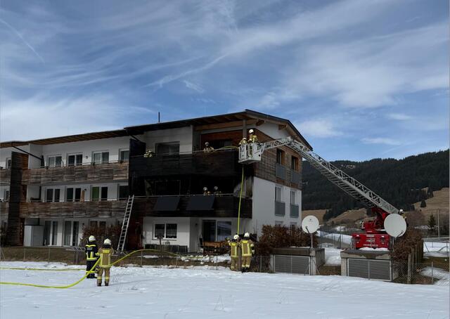 Am Samstagvormittag brach in diesem Mehrparteienhaus in Tannheim ein Brand aus.  | Foto: ZOOM.Tirol