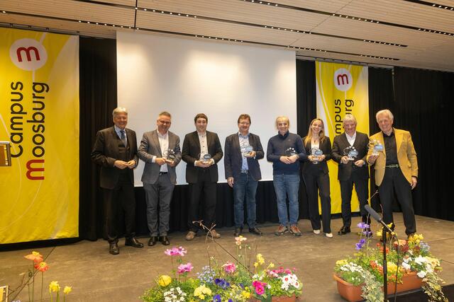 vlnr.: LH Peter Kaiser, LAbg Bgm Andreas Scherwitzl, Miro Wakounig, Bgm Thomas Krainz, Zdravko Haderlap, LAbg Manuela Lobnik, Willi Ošina und LAbg Bgm Herbert Gaggl. | Foto: LPD Kärnten/Just