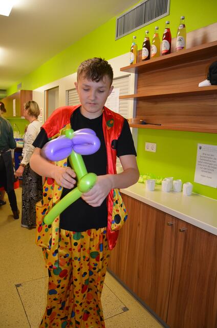 Tobias Brunnhofer zaubere tolle Figuren mit den Luftballons