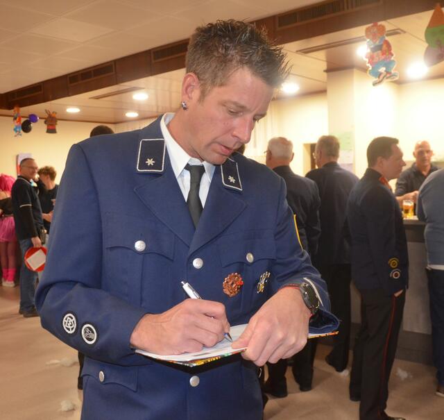 Daniel Lesacher notiert akribisch die Namen der Narren