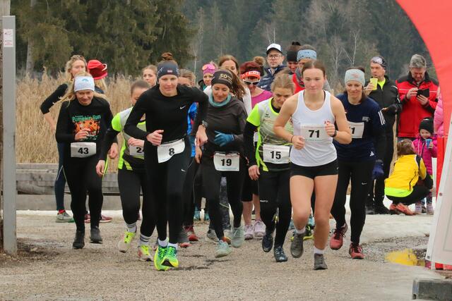 Die schnellsten Damen versteckten sich am Start nicht: Sabrina Exenberger (Nr. 8) gewann vor Sofia Demetz (Nr. 71) und Aleksandra Golicz (Nr. 19) | Foto: Habison