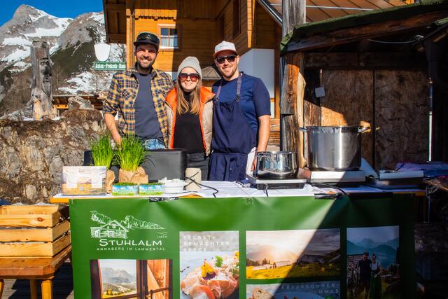 (v.l.) Jakob Herrmann (minimal:isst) mit Tina und Stephan von der Stuhlalm in Annaberg sorgten für kulinarische Höhenflüge für den guten Zweck.