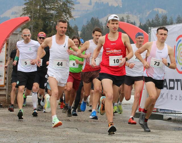 Die Top-3 der Männer legten gleich am Start energisch los: Samuel Demetz (Nr. 73) gewann vor Anian Rottmükker (Nr. 10) und Marek Pavličko (Nr. 44) | Foto: Habison