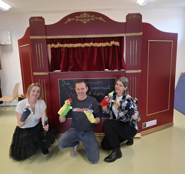 Die Schauspieler, die dem Kasperl, dem Zauberer, dem Seppl und der Großmutter Leben einhauchten.