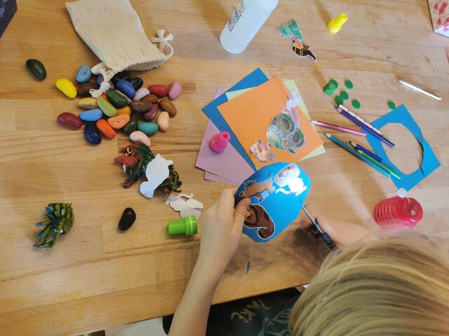 Ausdauer, Konzentration und sogar der richtige Umgang mit dem Stift werden beim richtigen Umgang mit der Schere gefördert. | Foto: zVg