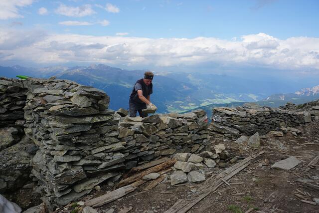 Für Steinrestaurator Franz Brunner erzählen historische Mauern Geschichten – hier bei der Arbeit am Karnischen Kamm. | Foto: Kendlbacher/Brunner